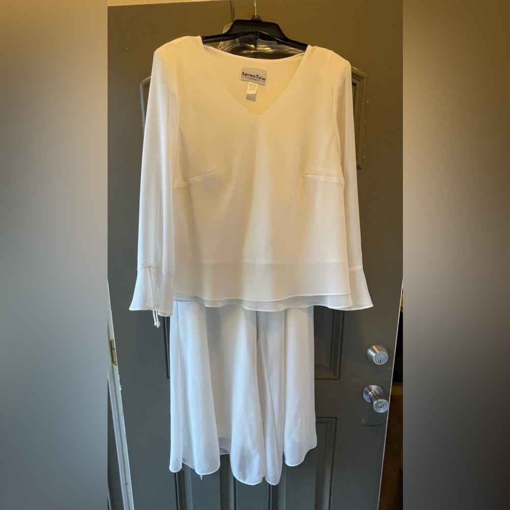 Beautiful off white boutique pantsuit.  Size 16w